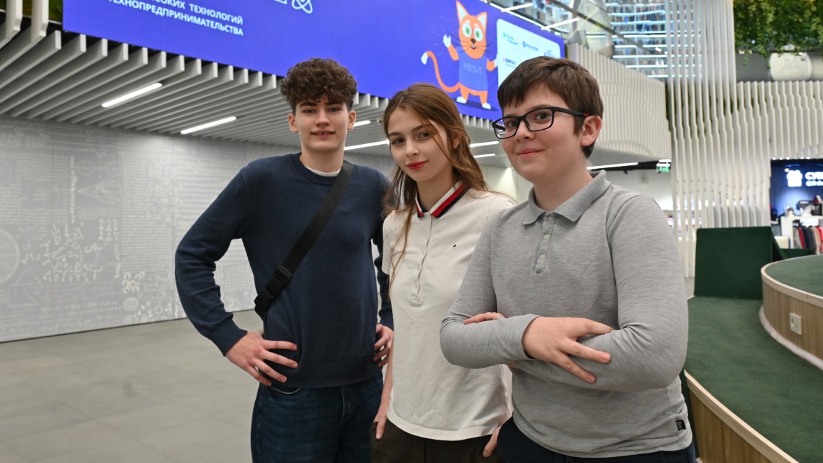Участники открытия всероссийской юбилейной XV Недели высоких технологий и технопредпринимательства, ученики восьмого класса московской школы № 1499 Арсений Карасев, Мария Волчкова и Даниил Андреев ожидают начала пленарного заседания в музее «Атом»