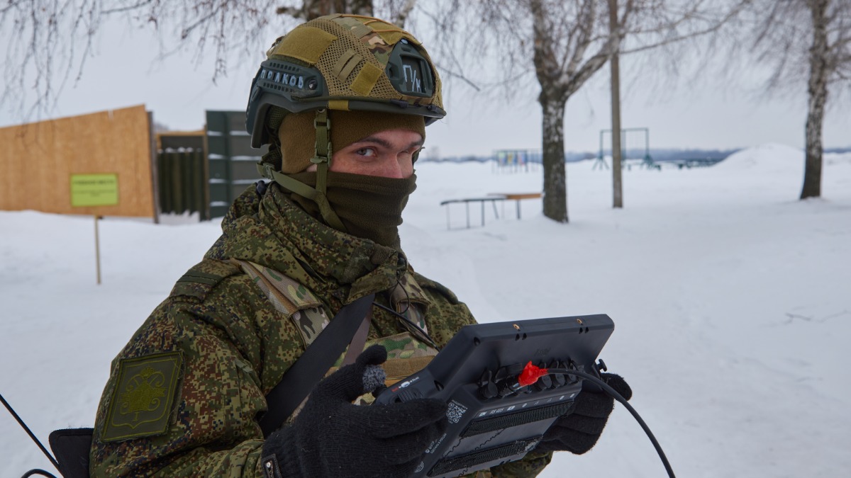 Инструктор с позывным «Полковник» демонстрирует будущим операторам, как управлять беспилотным наземно-техническим комплексом «Курьер»