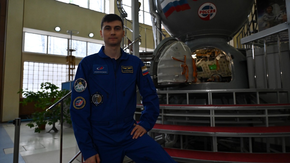 Космонавт-испытатель Алексей Зубрицкий около одного из тренажерных комплексов пилотируемого корабля «Союз», на котором уже прошедшие отбор в отряд космонавты перед настоящим полетом отрабатывают различные экстренные ситуации