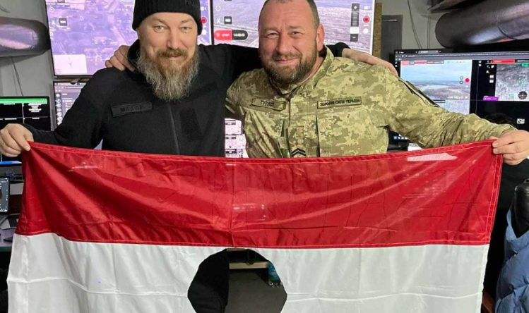 Посол Украины Шандор сфотографировался с продырявленным флагом Венгрии