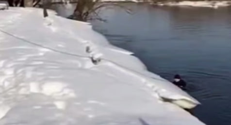 Водолазы повторно проверяют обследованные участки Москвы-реки в поисках девочки