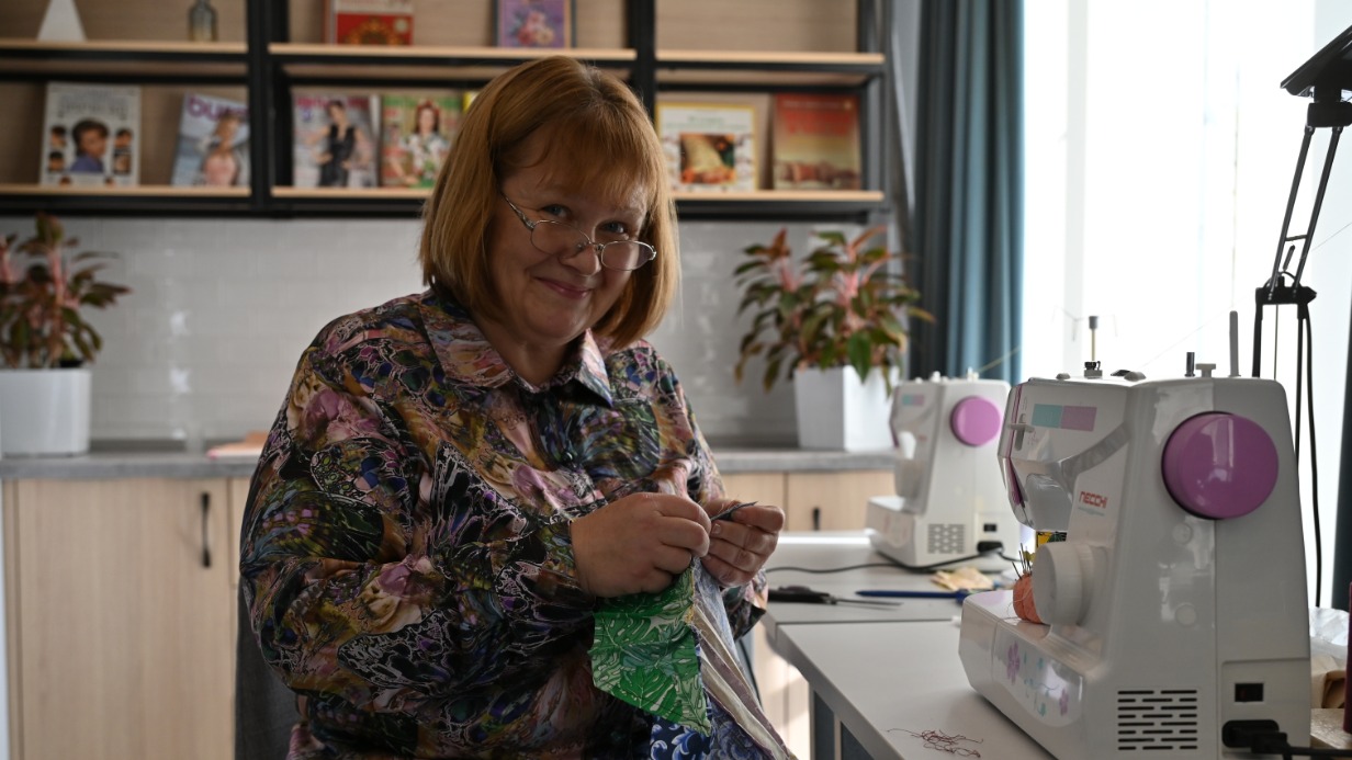 Участница проекта «Московское долголетие» Марина Агафонова занимается в клубе по лоскутному шитью