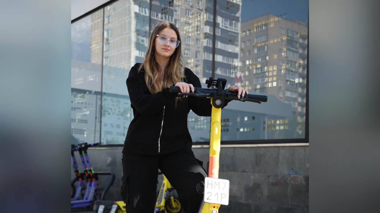 Москвичка Ольга Шкрид на прокатном самокате в Люблине