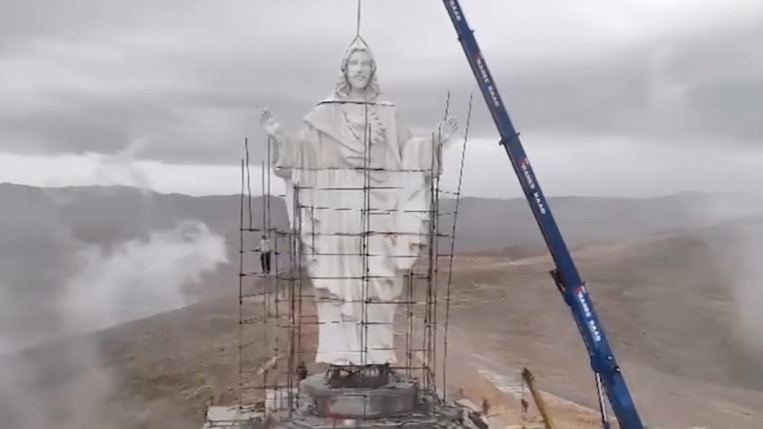 Статую Христа установили на границе Ливана и Сирии