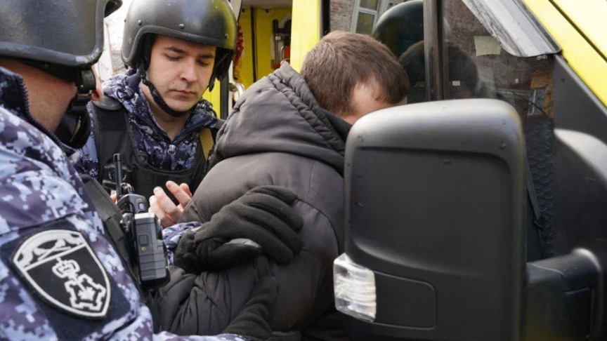 Пьяный мужчина угрожал сотрудникам скорой в Москве и сломал зеркала их машины