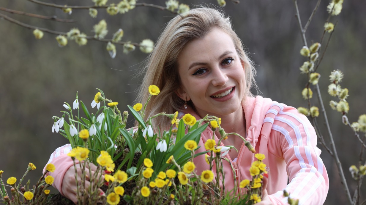 Москвичка Оксана Малинина любуется цветами