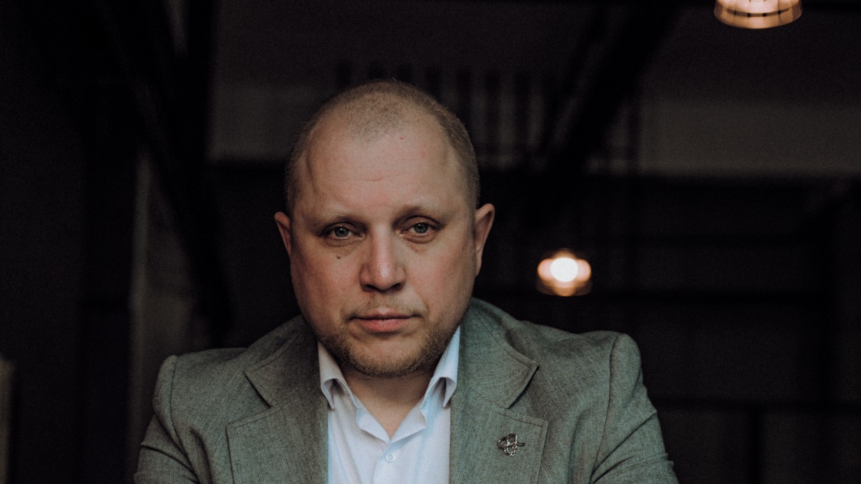 Частный детектив Константин Плотников руководит агентством, которое помогает решить проблемы как в личной, так и в деловой жизни клиентов