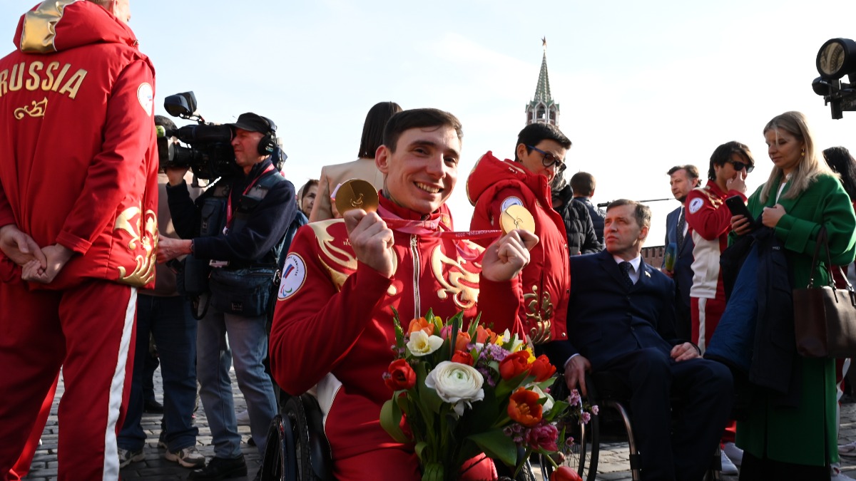 Лыжник Иван Голубков, завоевавший две золотые медали на зимней Паралимпиаде 2026 года, встретился с болельщиками на Красной площади