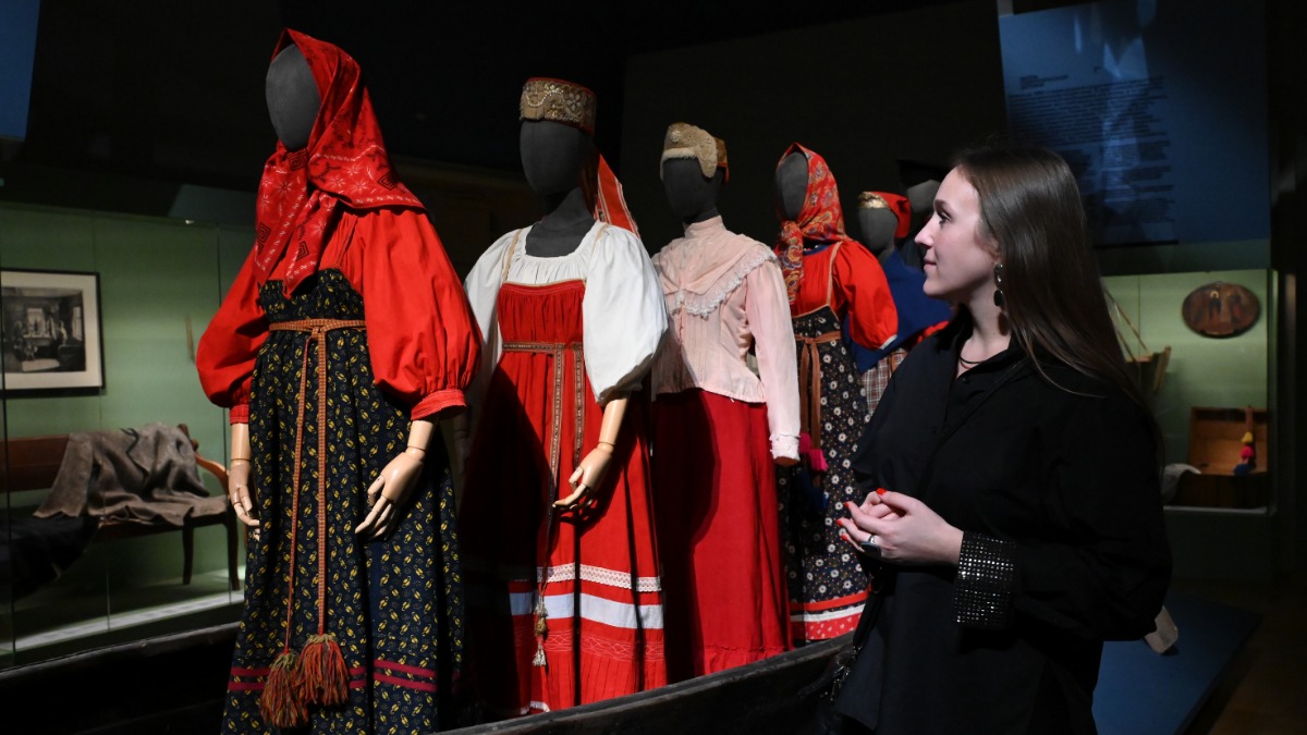 Посетительница музея-заповедника «Царицыно» Анастасия Баранова рассматривает наряды поморских женщин
