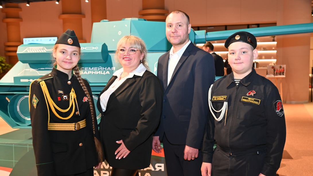 Команда победителей Всероссийской игры «Семейная зарница» 2025 года — родители Татьяна и Виталий Мишуринских, их дочь Злата, а также сын Иван во время старта нового сезона соревнований