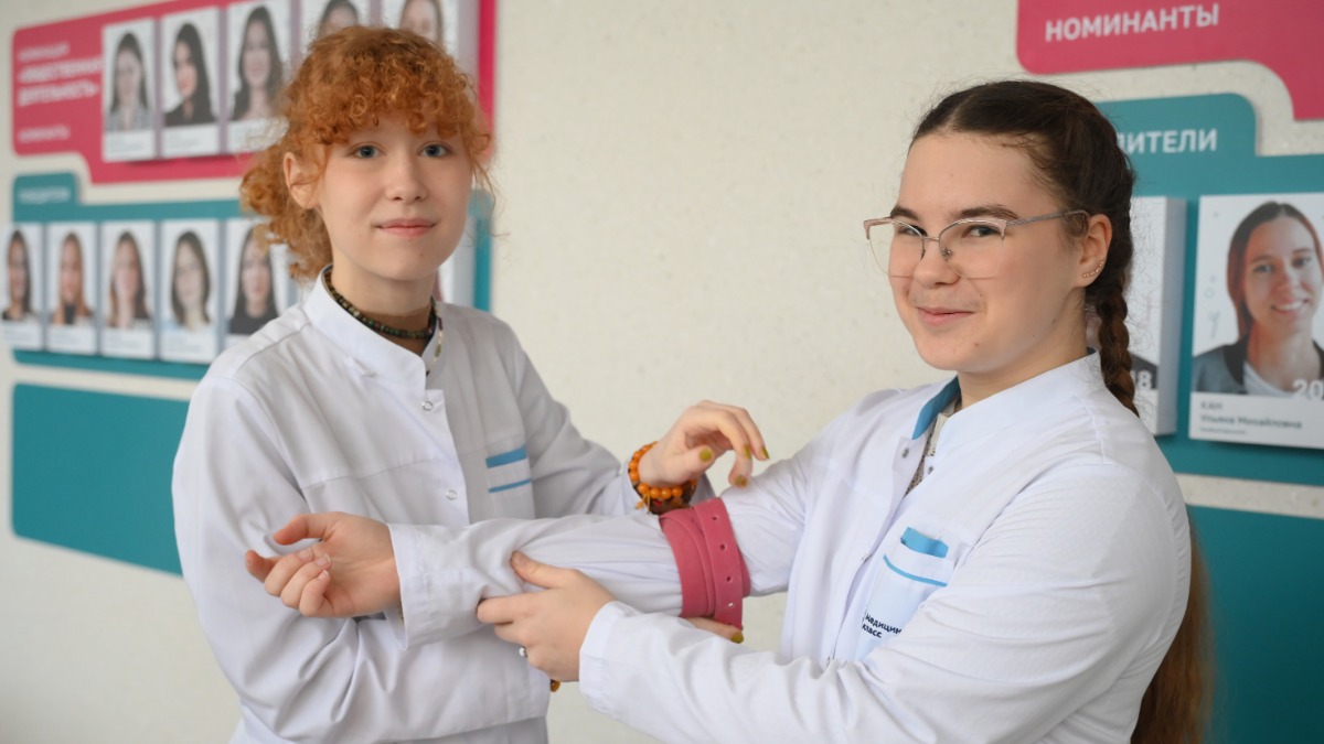 Ученицы медкласса школы № 2070 Алиса Федорова и Ева Проскурякова в Пироговском университете