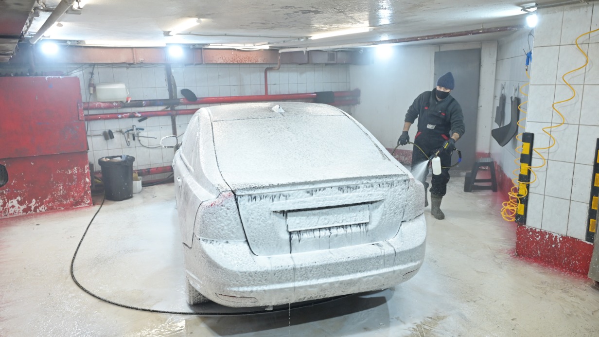 Сотрудник автомойки Наргиз Сабуров в работе использует респиратор