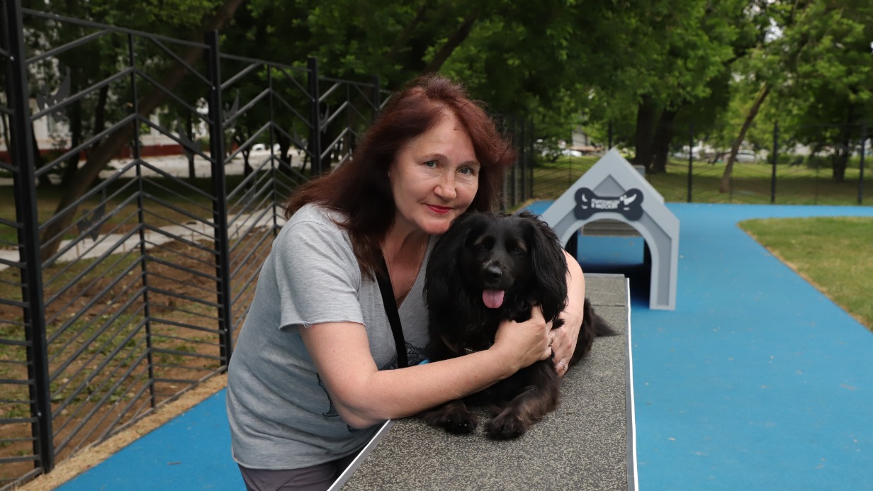 Жительница Царицыно Людмила Назарова выгуливает пса Степу