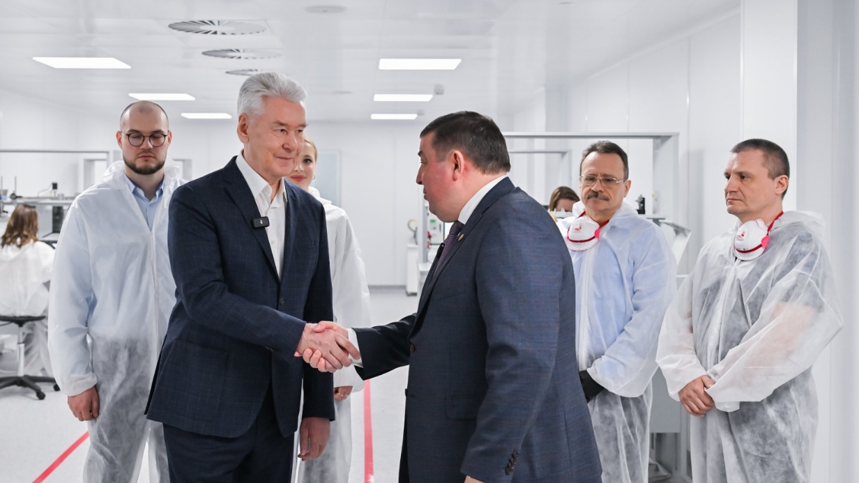 Мэр Москвы Сергей Собянин и ректор Первого Московского государственного медицинского университета имени Сеченова Петр Глыбочко на открытии Центра инжиниринговых разработок