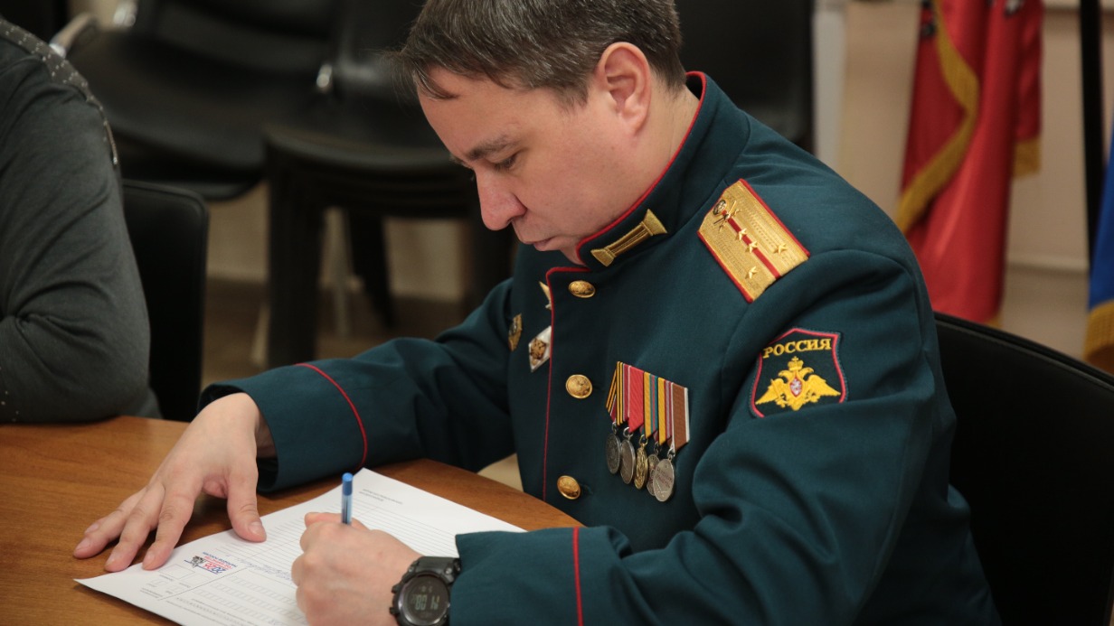 Ветеран СВО Эльдар Шарипов принял участие в диктанте в честь годовщины воссоединения Крыма с Россией