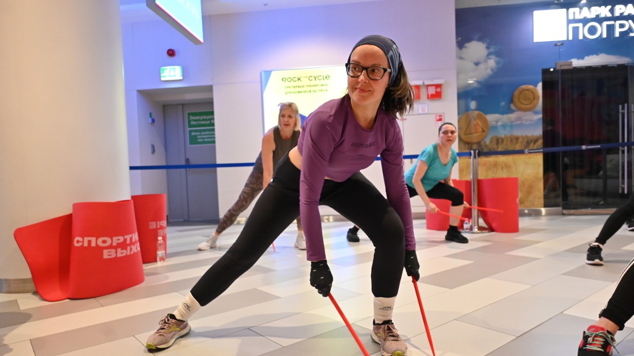 В рамках «Спортивных выходных» проходят и танцевальные занятия. Например, по фитроку — интенсивные тренировки с барабанными палочками. Одну из них в Центральном детском магазине посетила москвичка Анастасия Ковалева