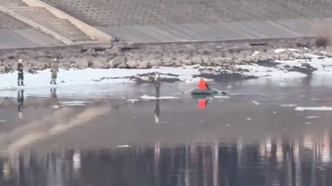 Девочку чуть не унесло на льдине на Волге в Твери