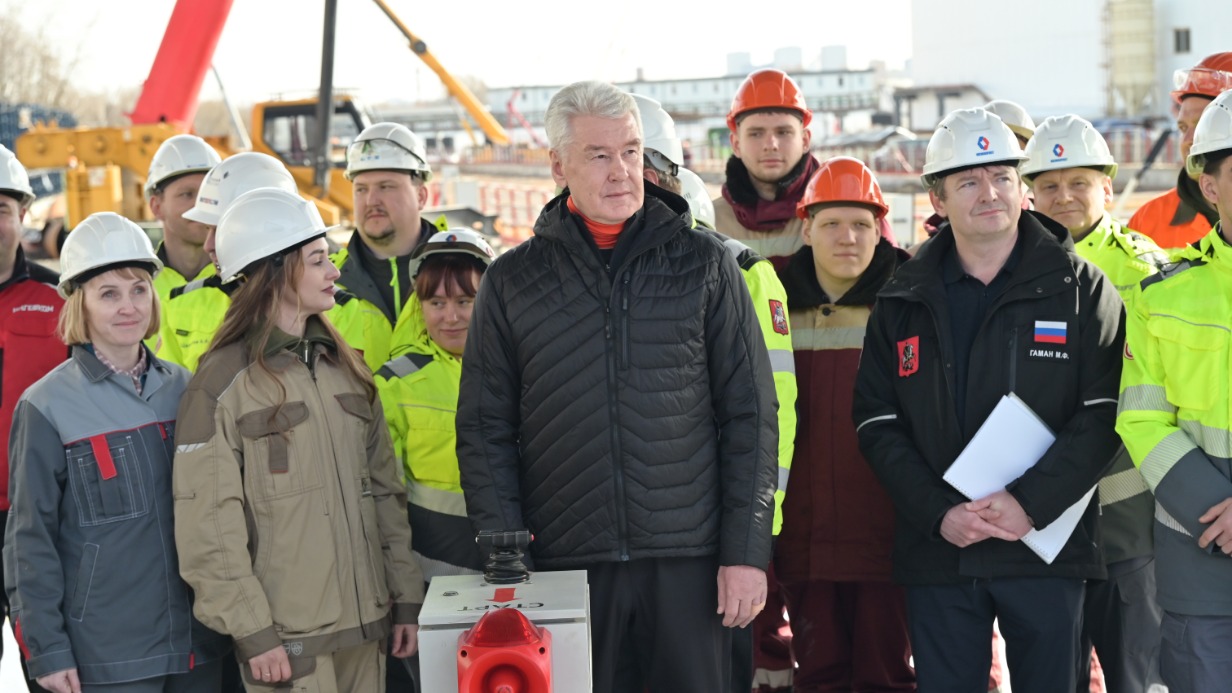 Мэр Москвы Сергей Собянин вместе со строителями на церемонии завершения проходки первого тоннеля Бирюлевской линии — от «Острова Мечты» до «Кленового бульвара» — и запуска проходки левого тоннеля от «Кленового бульвара» в сторону «Курьянова»