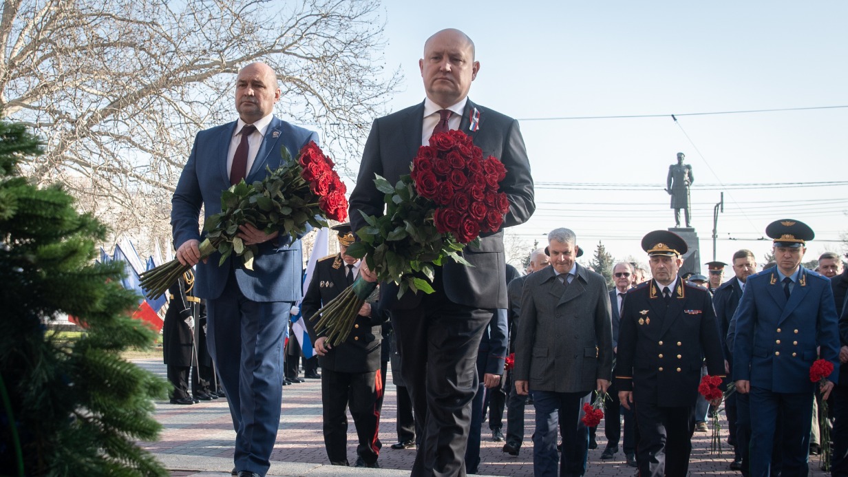 Церемония возложения венка и цветов к Мемориальной стене в память о героической обороне города Севастополя 1941-1942 годов: губернатор города Севастополя Михаил Развожаев и председатель Законодательного собрания Севастополя Владимир Немцев