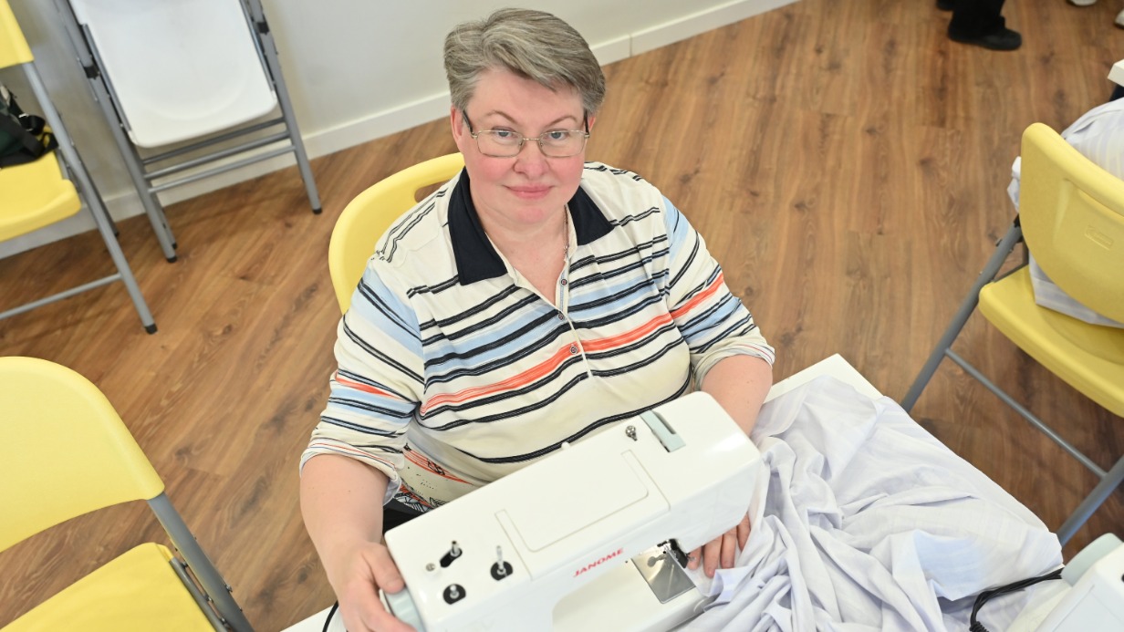 Волонтер фонда «Лавка радостей» Анна Саланда шьет постельное белье для одиноких пожилых людей