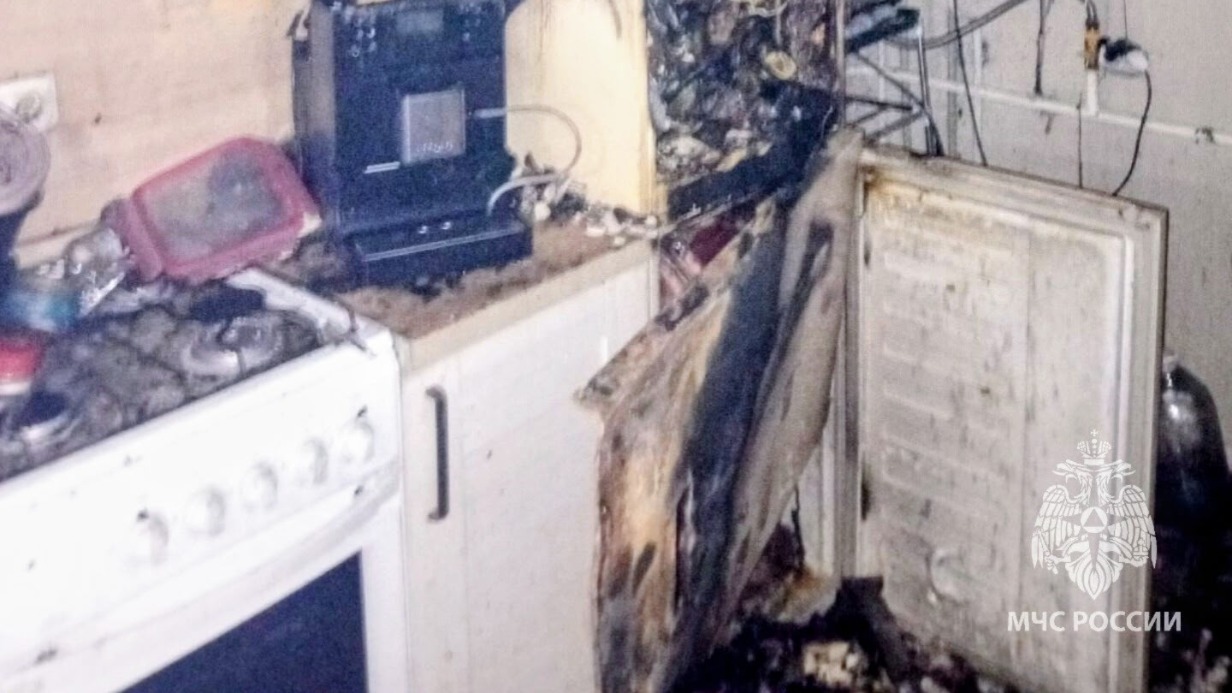Загоревшийся холодильник чуть не сжег квартиру в Ростове