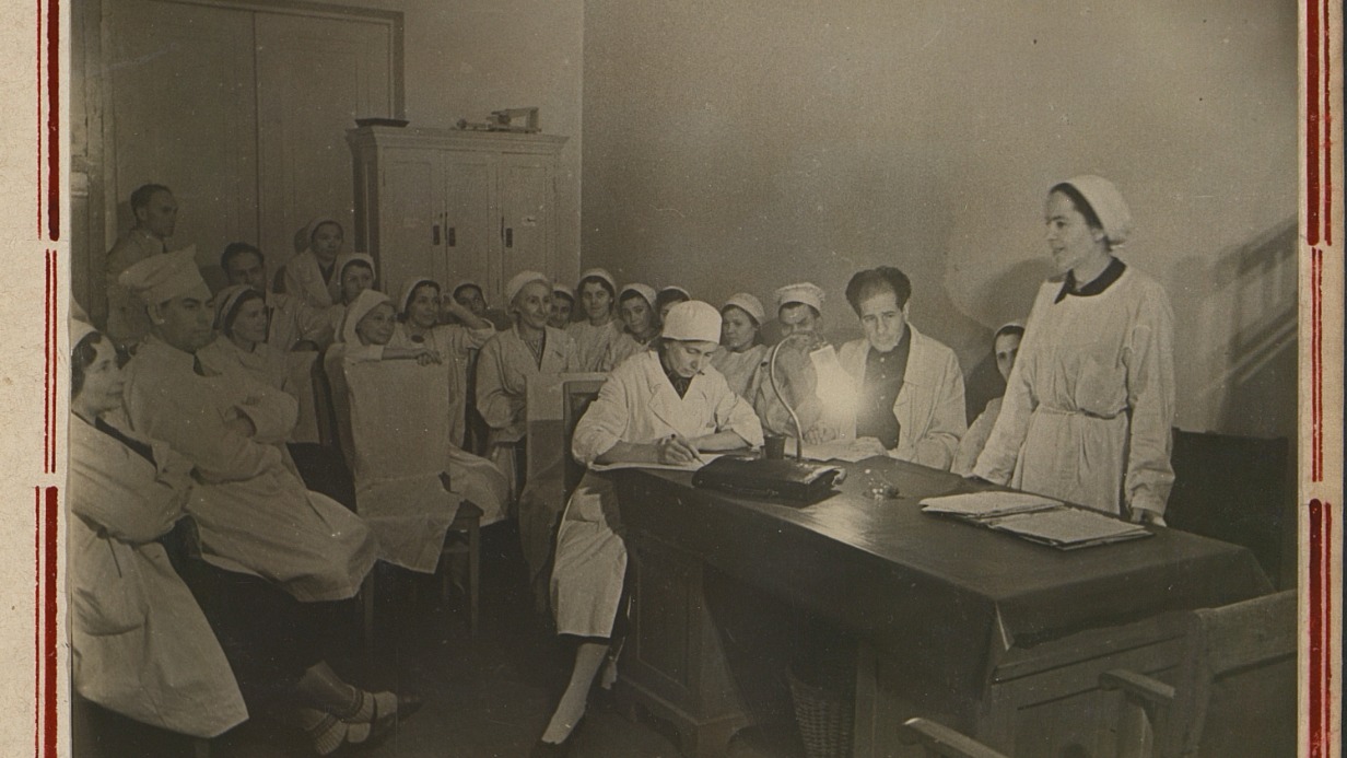 Эпизод из жизни московского эвакогоспиталя № 5800 (имена героев неизвестны). Собрания, на которых выступала Елена Сахарова у себя в поликлинике № 2 на Дербеневской, могли выглядеть именно так