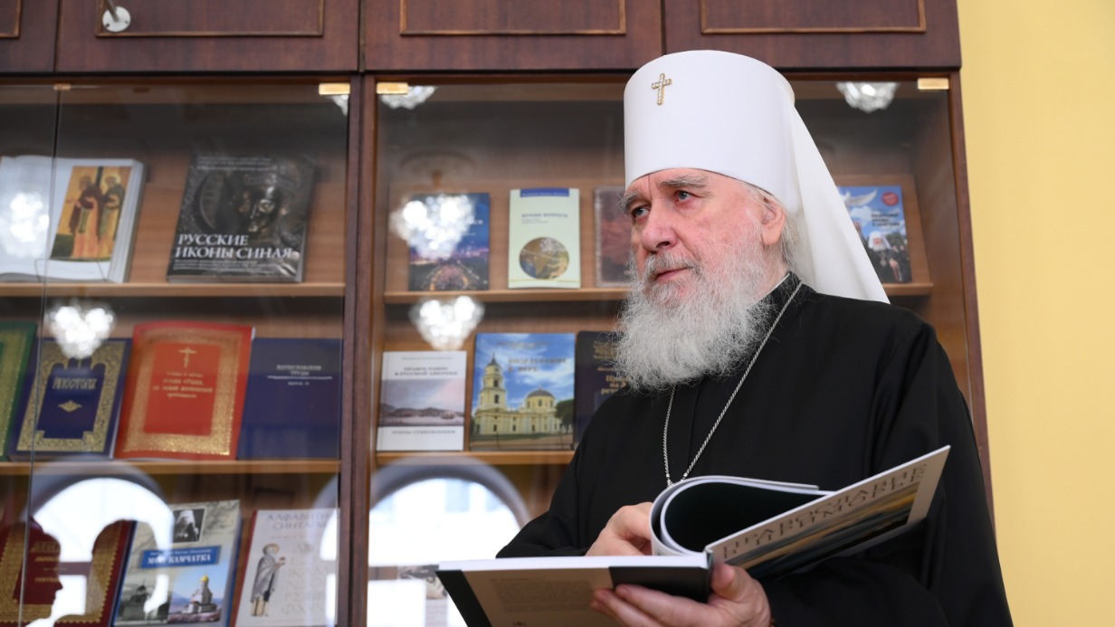 Председатель Издательского совета Русской православной церкви митрополит Калужский и Боровский Климент демонстрирует книгу «Православие в Приморье»