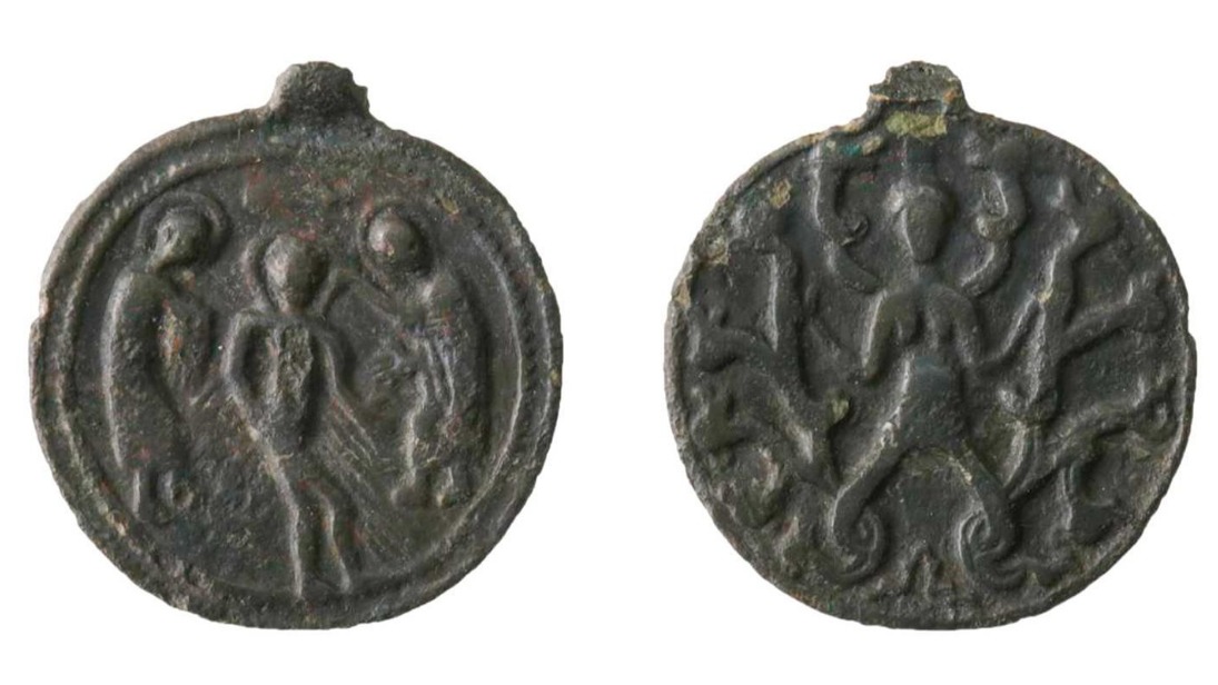 Древнерусский амулет с изображением змееногой женщины отреставрировали в Москве