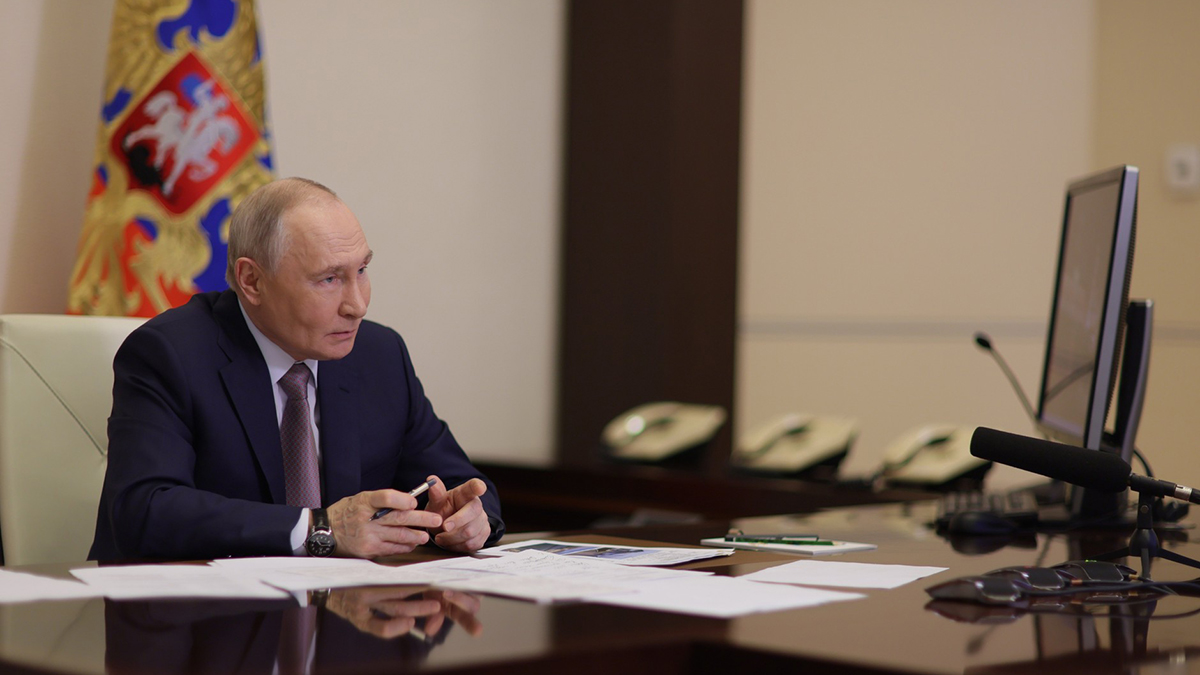 Путин поручил вернуть курс экономики на траекторию устойчивого роста