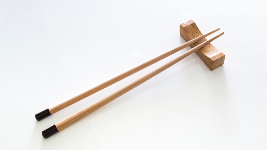 Житель Китая восемь лет жил с застрявшей в горле палочкой для еды