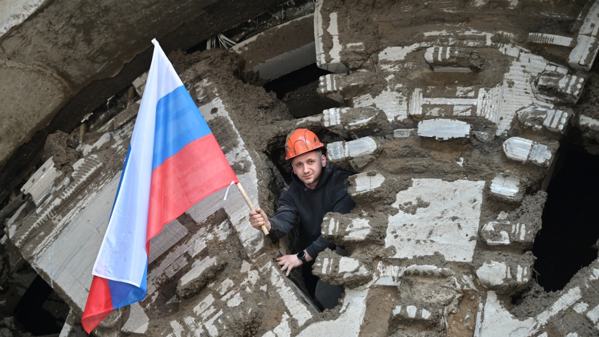 Механик Денис Пономарев внутри щита «Елена»