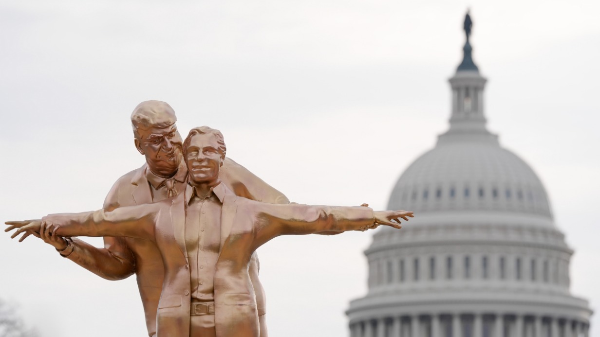 Национальную аллею Вашингтона украшает инсталляция с фигурами Трампа и Эпштейна, которые копируют знаменитую сцену обнимающихся героев из фильма «Титаник»