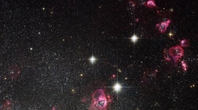 Телескоп Хаббл заснял таинственную галактику, пускающую «мыльные пузыри»