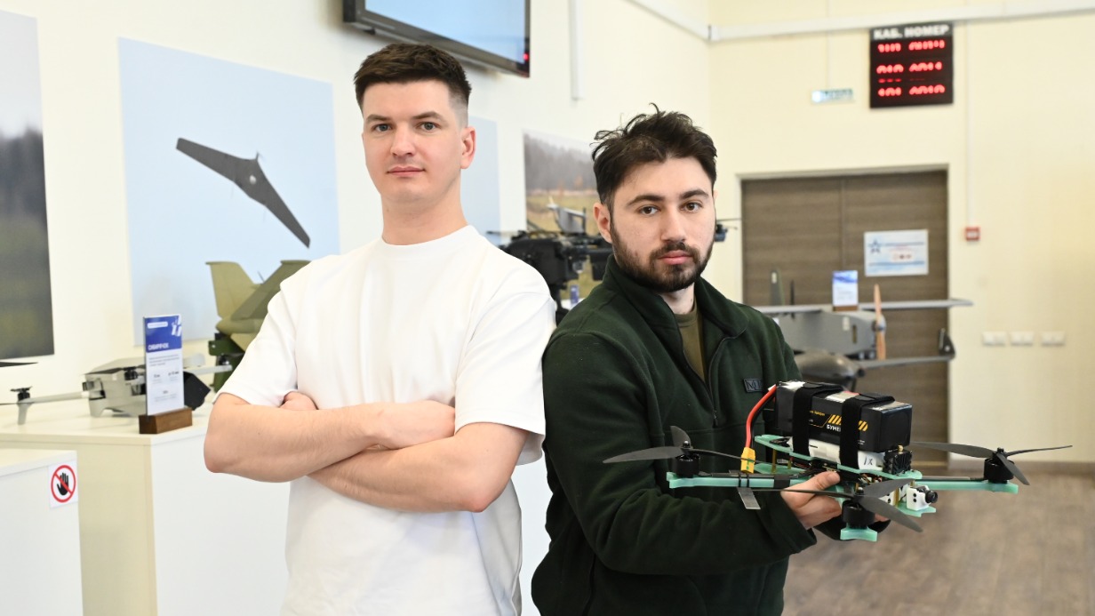 Кандидаты на поступление в беспилотные войска Дмитрий Чигрин и Артур Арзуманян с дроном «Бумеранг-10». Мужчины подписали контракт, чтобы помочь тем, кто сейчас сражается с украинскими националистами
