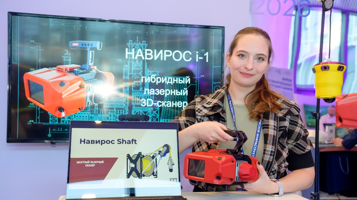 Разработчик программного обеспечения Ксения Шутова на Форуме технологической инфраструктуры в кластере «Ломоносов» презентует гибридный лазерный 3D-сканер, который может работать как в статике, так и в динамике