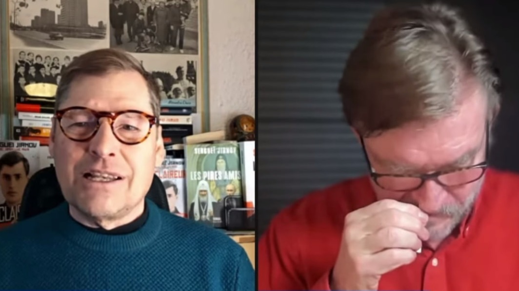 Евгений Киселев* в эфире скрылся из кадра и сунул себе в нос неизвестный предмет