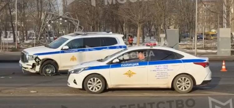 Иномарка столкнулась с полицейской машиной на Алтуфьевском шоссе в Москве