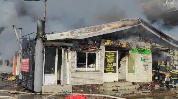 Второй павильон загорелся на строительном рынке в Солнечногорске