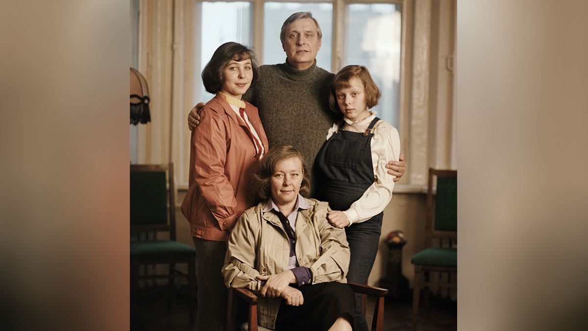 Олег Валерианович Басилашвили, его супруга Галина Евгеньевна Мшанская (в центре на первом плане) и дочери Ольга и Ксения