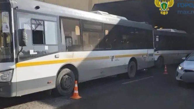 Прокуратура контролирует установление причин ДТП с двумя автобусами в Москве