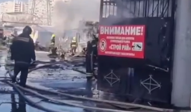 Пожарные локализовали возгорание на строительном рынке в Солнечногорске