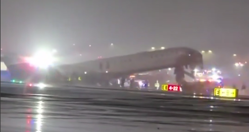 Самолет столкнулся с пожарной машиной в аэропорту Нью-Йорка