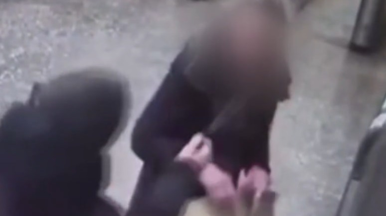 Пенсионер залил перцовкой женщину в московском метро после конфликта из-за газет