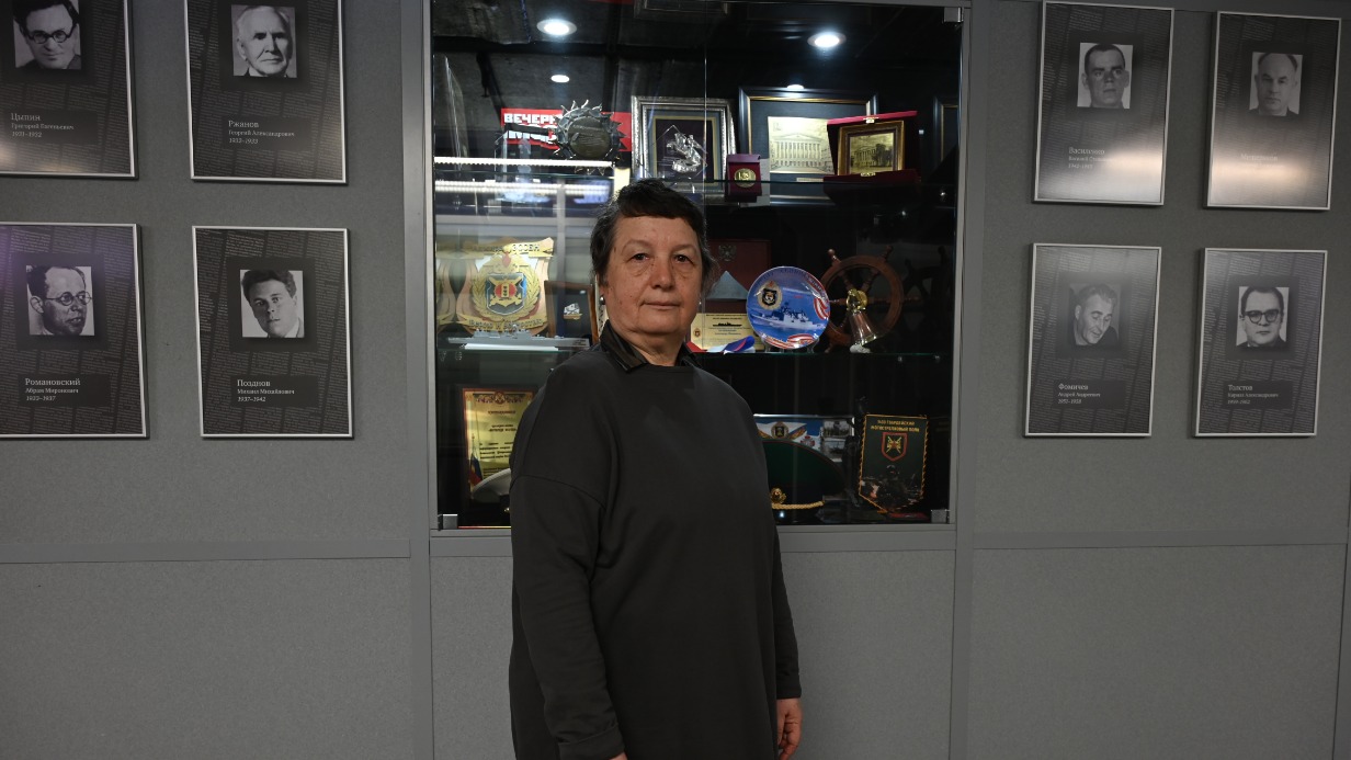 Поэт Ольга Старушко в редакции «Вечерней Москвы» у витрины нашего музея, посвященной дружбе редакции с Черноморским флотом