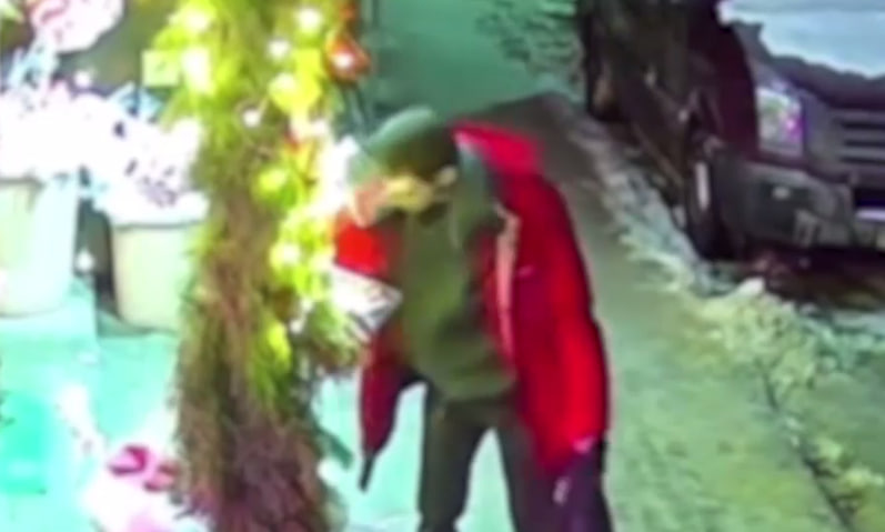 Двое парней украли декоративные конфеты около цветочного магазина в Подмосковье