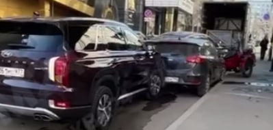 Два внедорожника, легковушка и мотоцикл столкнулись в центре Москвы