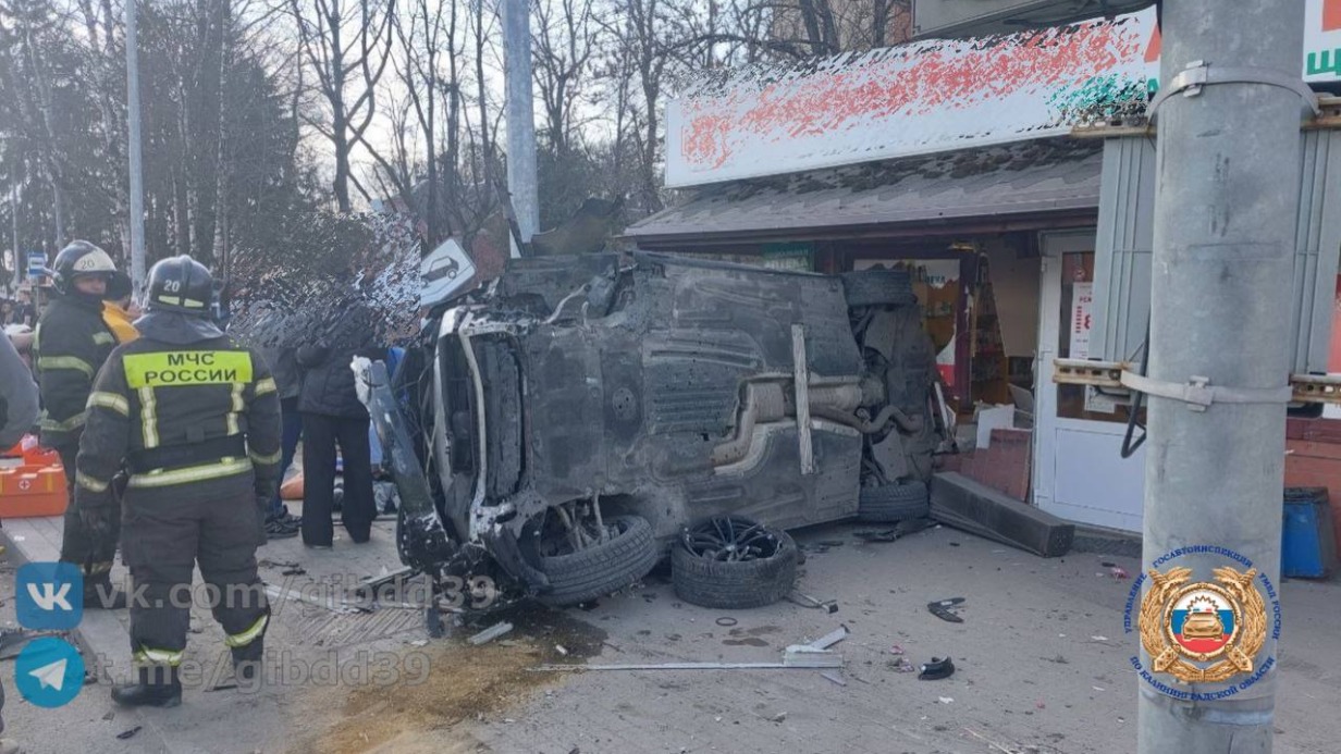 Легковушка влетела в толпу людей в Калининградской области