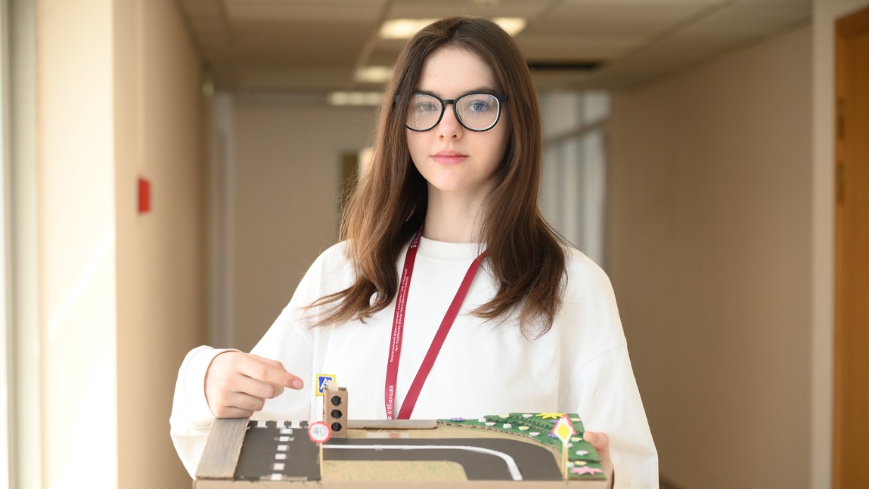 Участница Всероссийского форума научной молодежи «Шаг вперед», ученица 10-го класса московской школы № 1002 Алиса Архипова показывает макет, созданный для проекта системы мониторинга дорожных знаков на предмет их поломки
