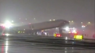 Самолет врезался в пожарную машину в аэропорту Нью-Йорка, есть погибшие