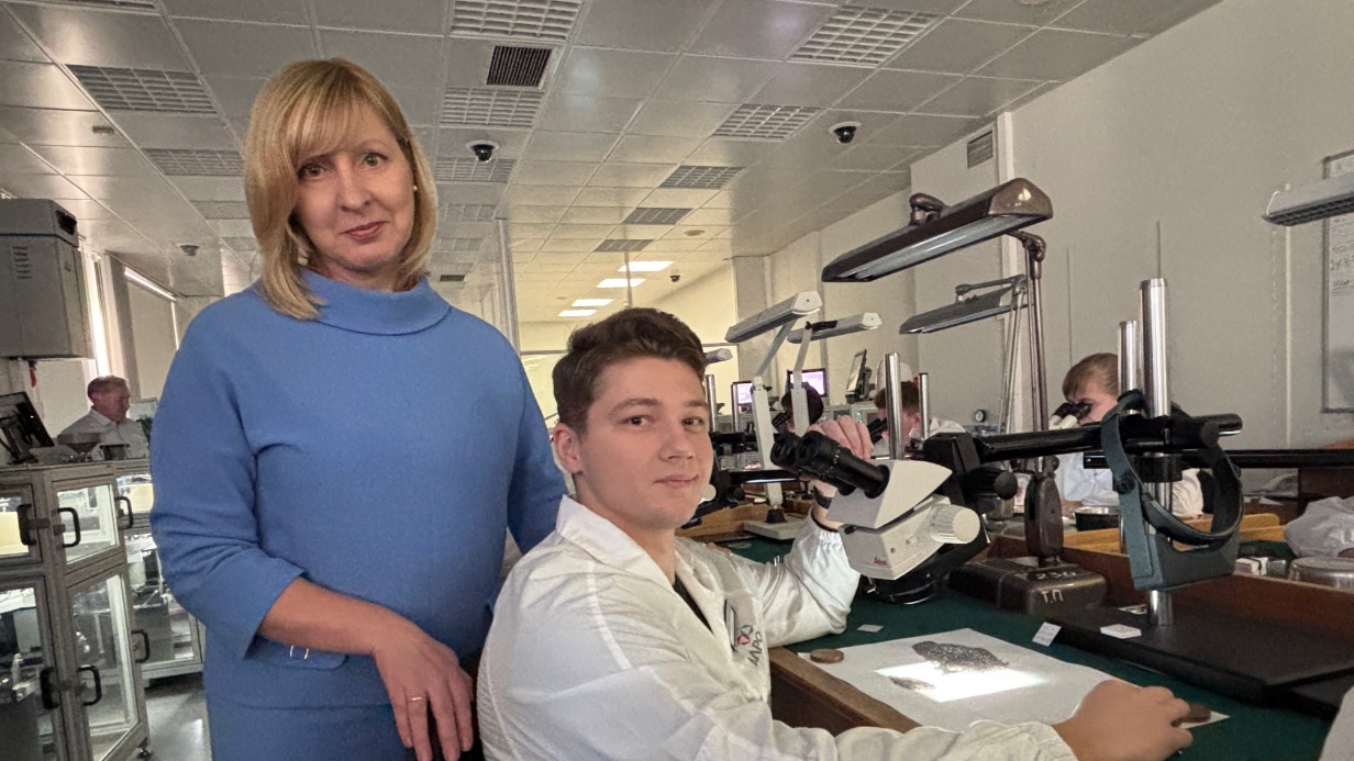 Начальник участка механизированной сортировки алмазов крупной отечественной компании Наталия Анохина держит шефство над молодыми кадрами. Роман Баскаков — один из выпускников столичного колледжа, успешно проявивший себя на практике и оставшийся на предприятии